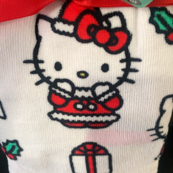 New Hello Kitty Christmas Santa Dress Set Of 2 Hand Towels Towel With Tag - Picture 3 of 9